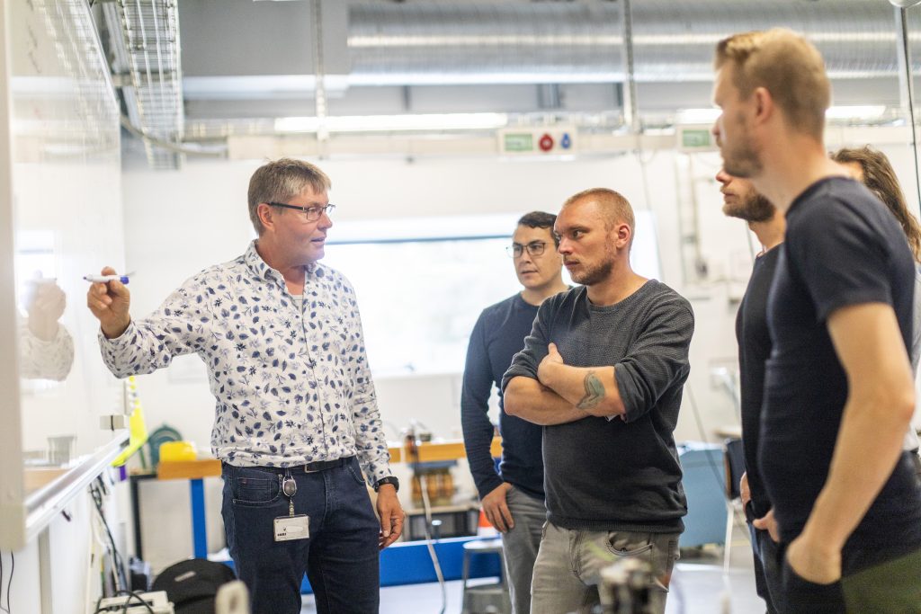 Maskinmesterstuderende følger undervisningen ved tavlen