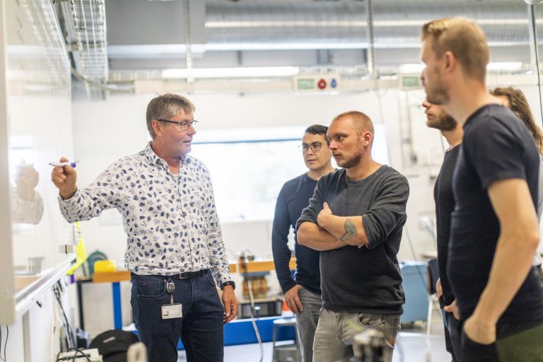 Maskinmesterstuderende følger undervisningen ved tavlen