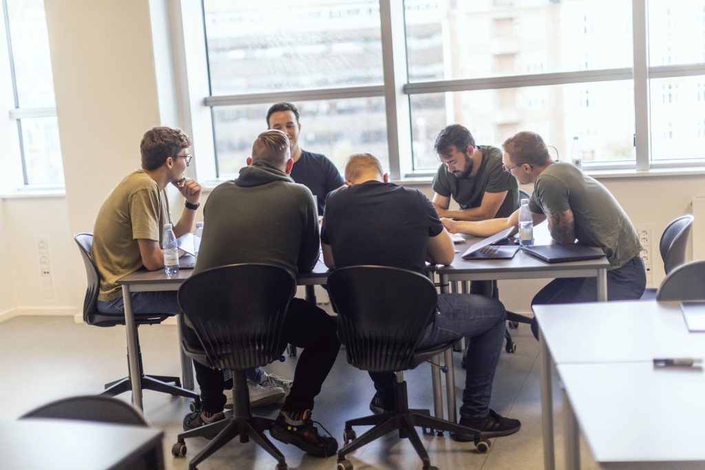 Maskinmesterstuderende arbejder i gruppe